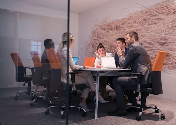 iWEBAPP Montreal web design and development company team collaborating on custom website projects for Quebec and all Canadian businesses. AI-img